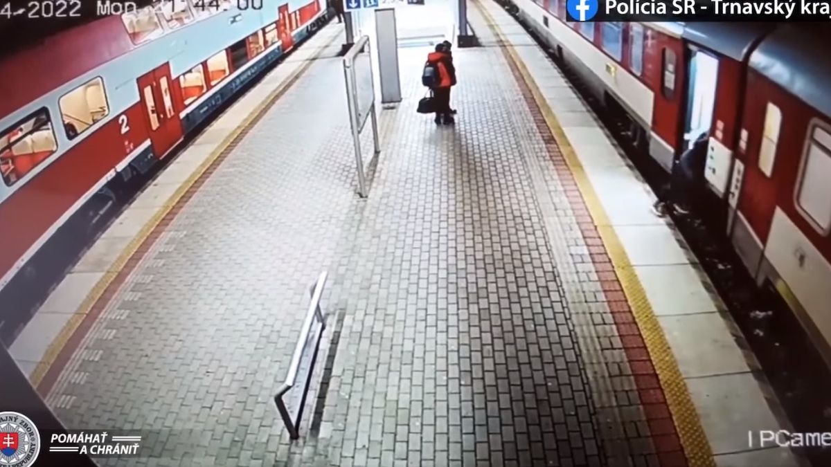 Žena spadla v Trnavě pod rozjíždějící se vlak, jako zázrakem vyvázla bez zranění